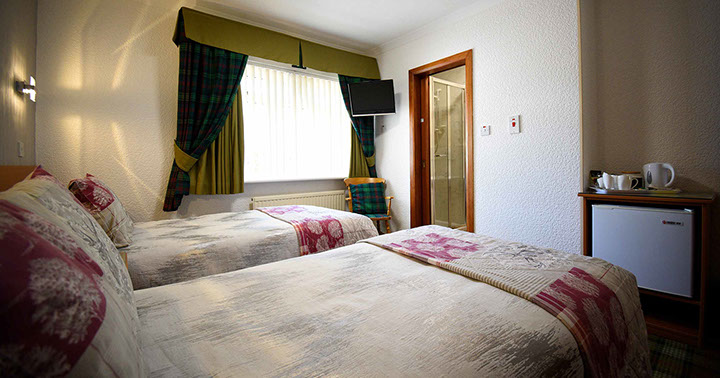 Quiraing House Twin Bedroom bed and breakfast with en suite bathroom WIFI internet and parking