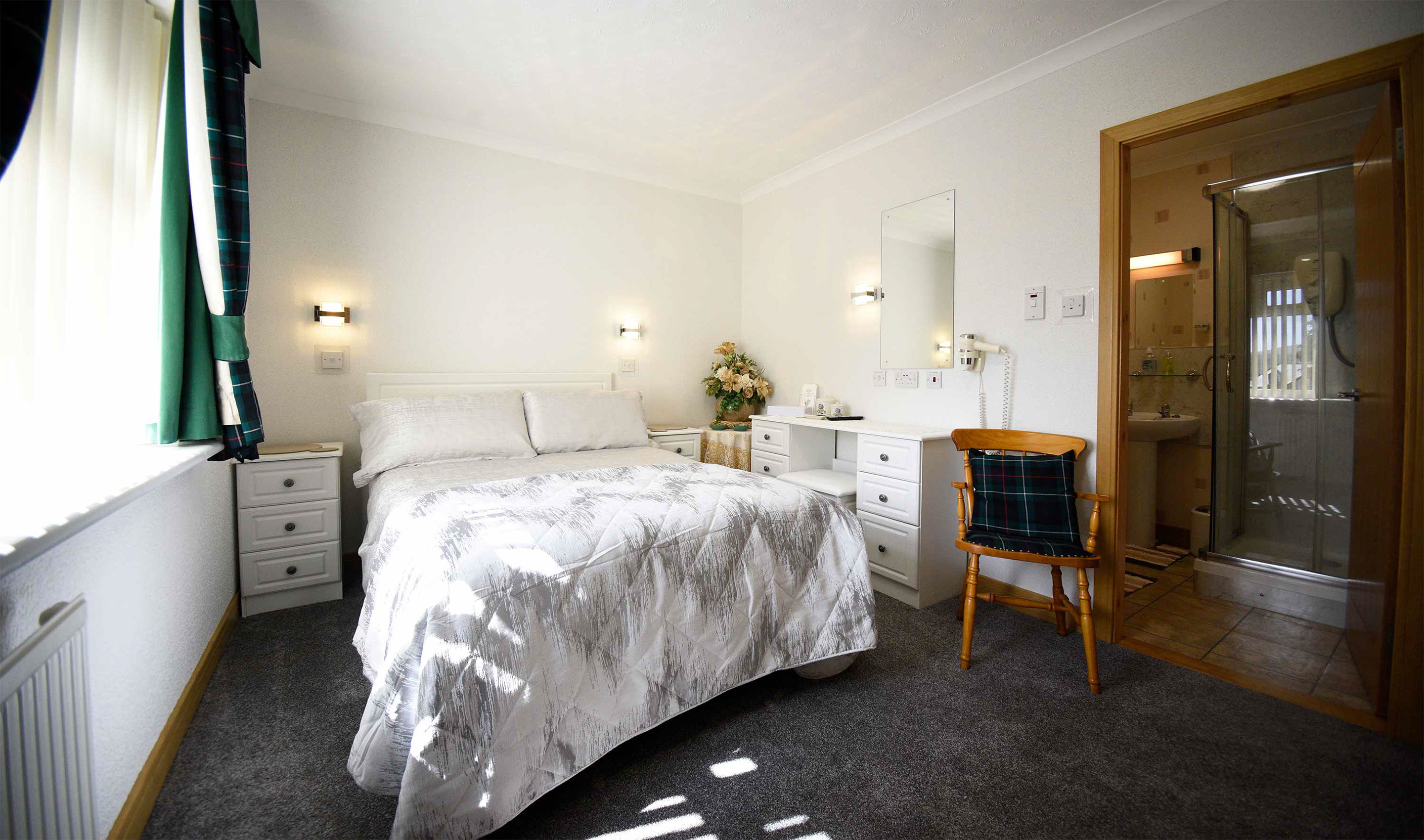 Self catering accommodation in Portree with double bedroom and smart tv with WIFI