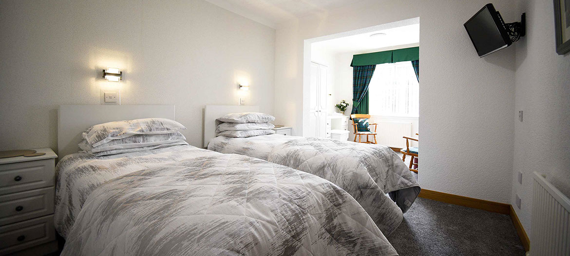 Self catering accommodation in Portree twin room en suite at Quiraing House