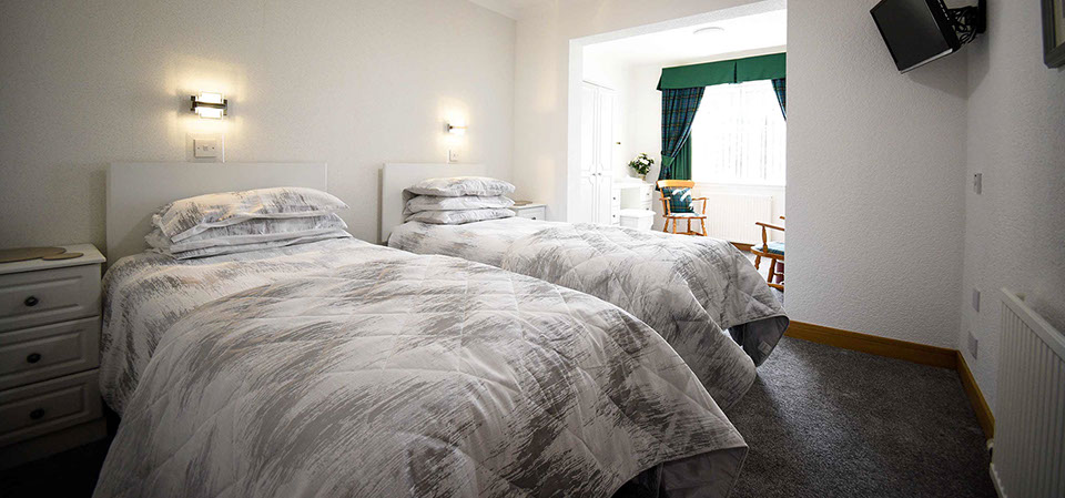Self catering accommodation in Portree twin room en suite at Quiraing House