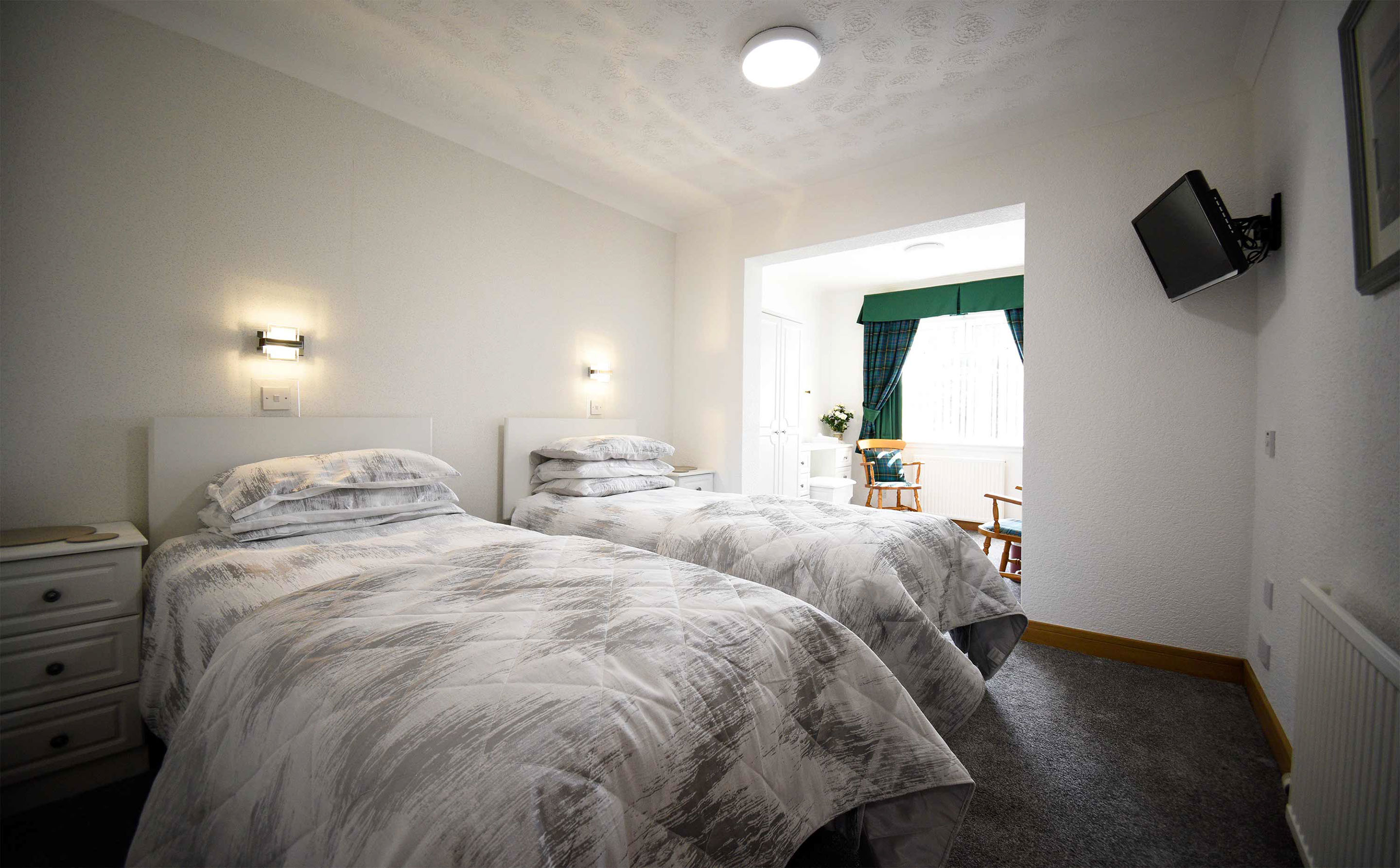 Self catering accommodation in Portree with double bedroom and smart tv with WIFI