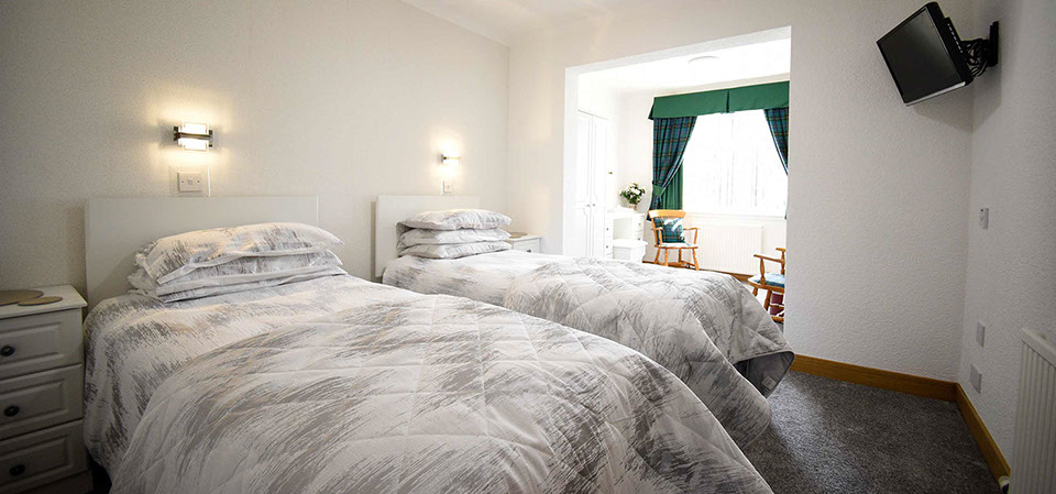 Quiraing House self catering suite in Portree contains a twin bedroom with en suite bathroom