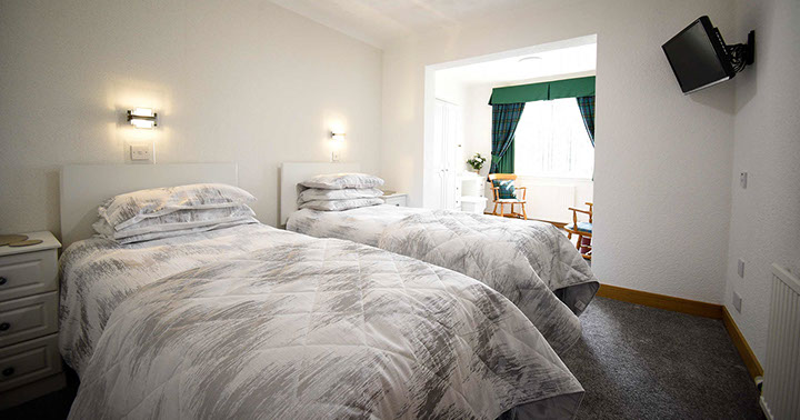 Quiraing House self catering suite in Portree contains a twin bedroom with en suite bathroom