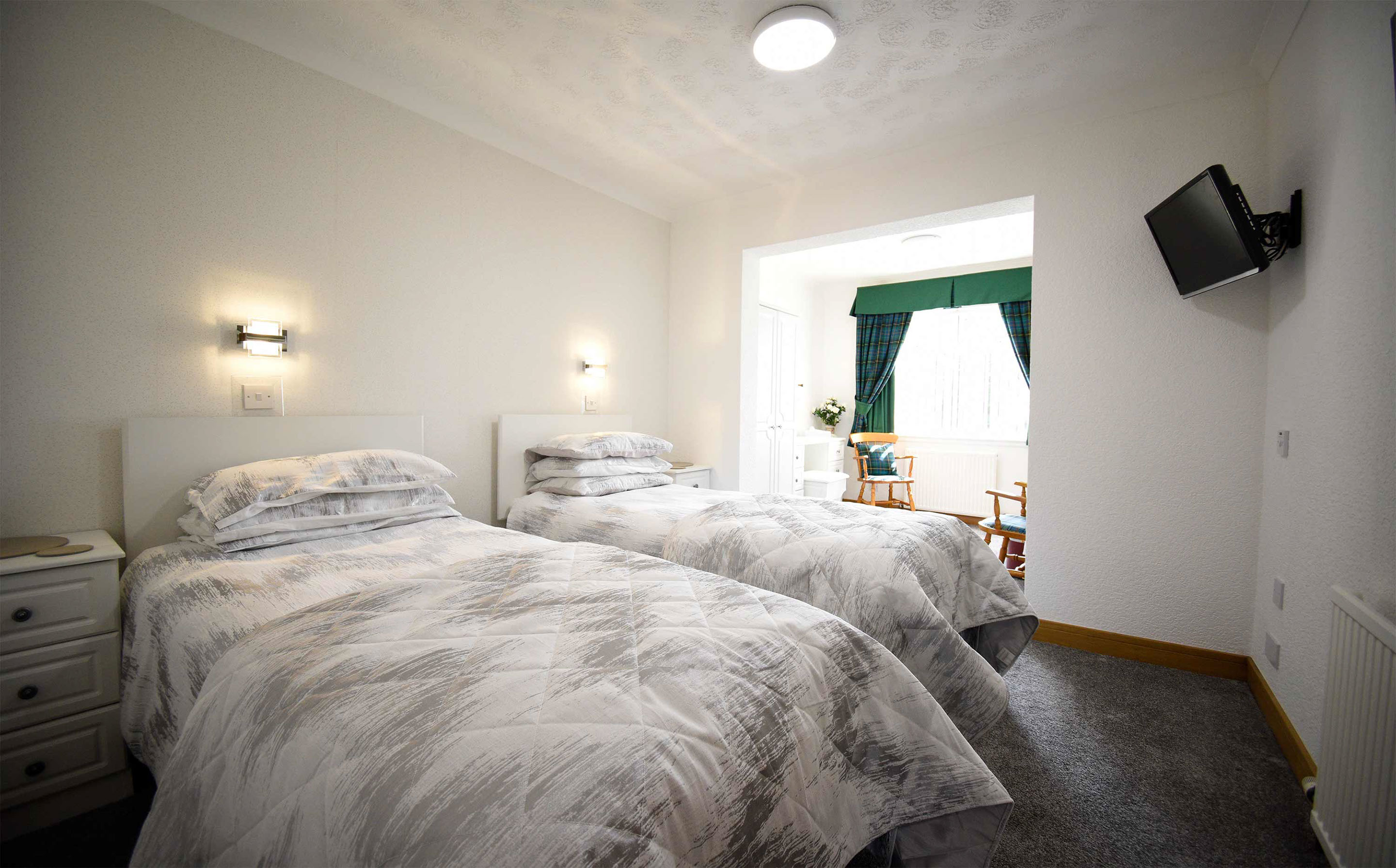 Self catering accommodation in Portree with double bedroom and smart tv with WIFI