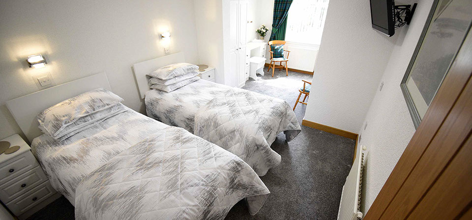 Self catering accommodation in Portree twin room WIFI en suite at Quiraing House