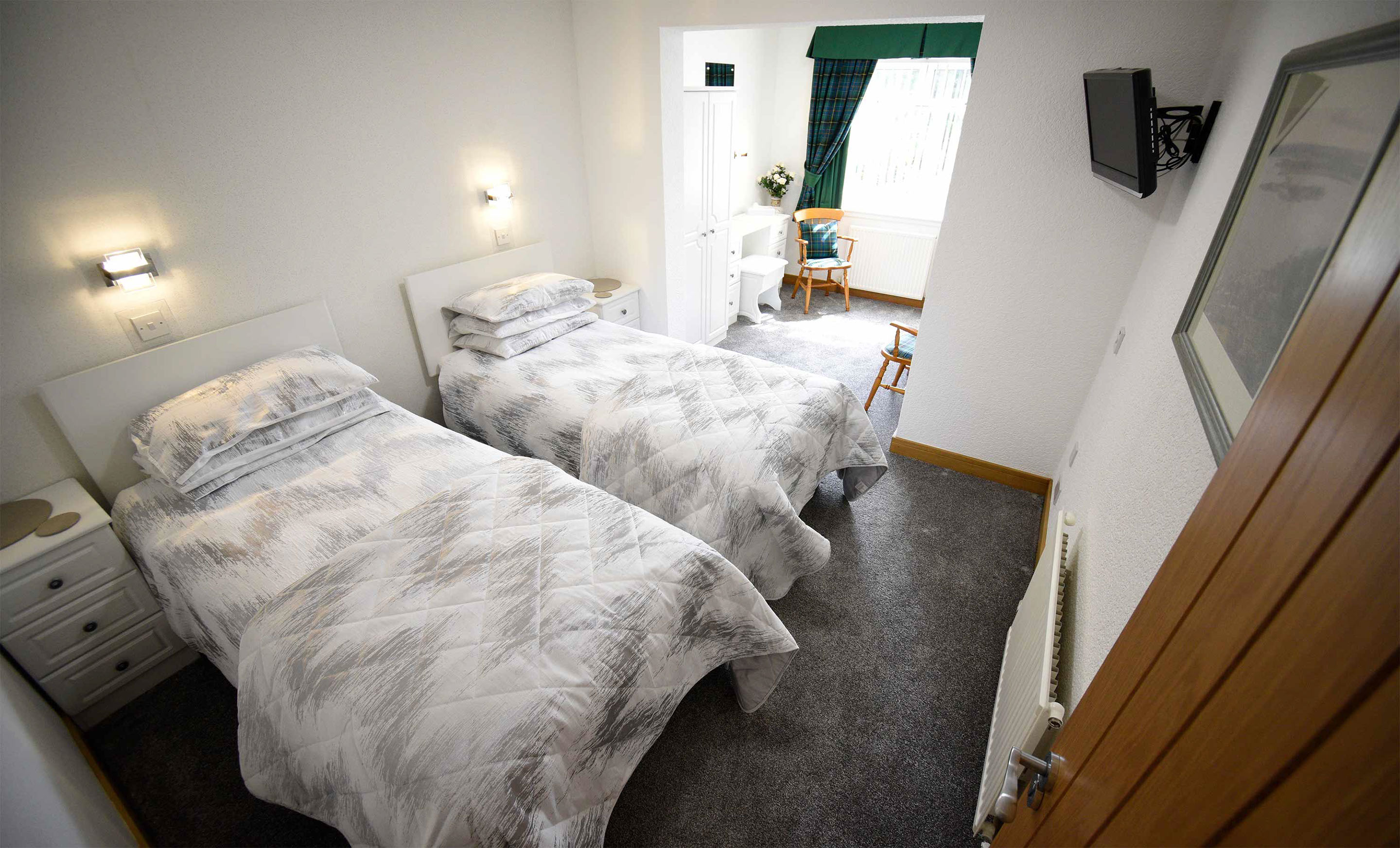 Thistle Dubh Dandy contains a comfortable double bed with widescreen TV and WIFI internet