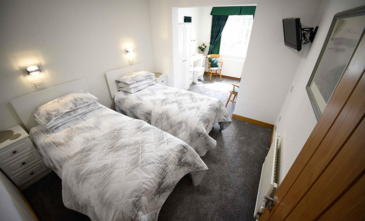 Self catering accommodation in Portree twin room WIFI en suite at Quiraing House
