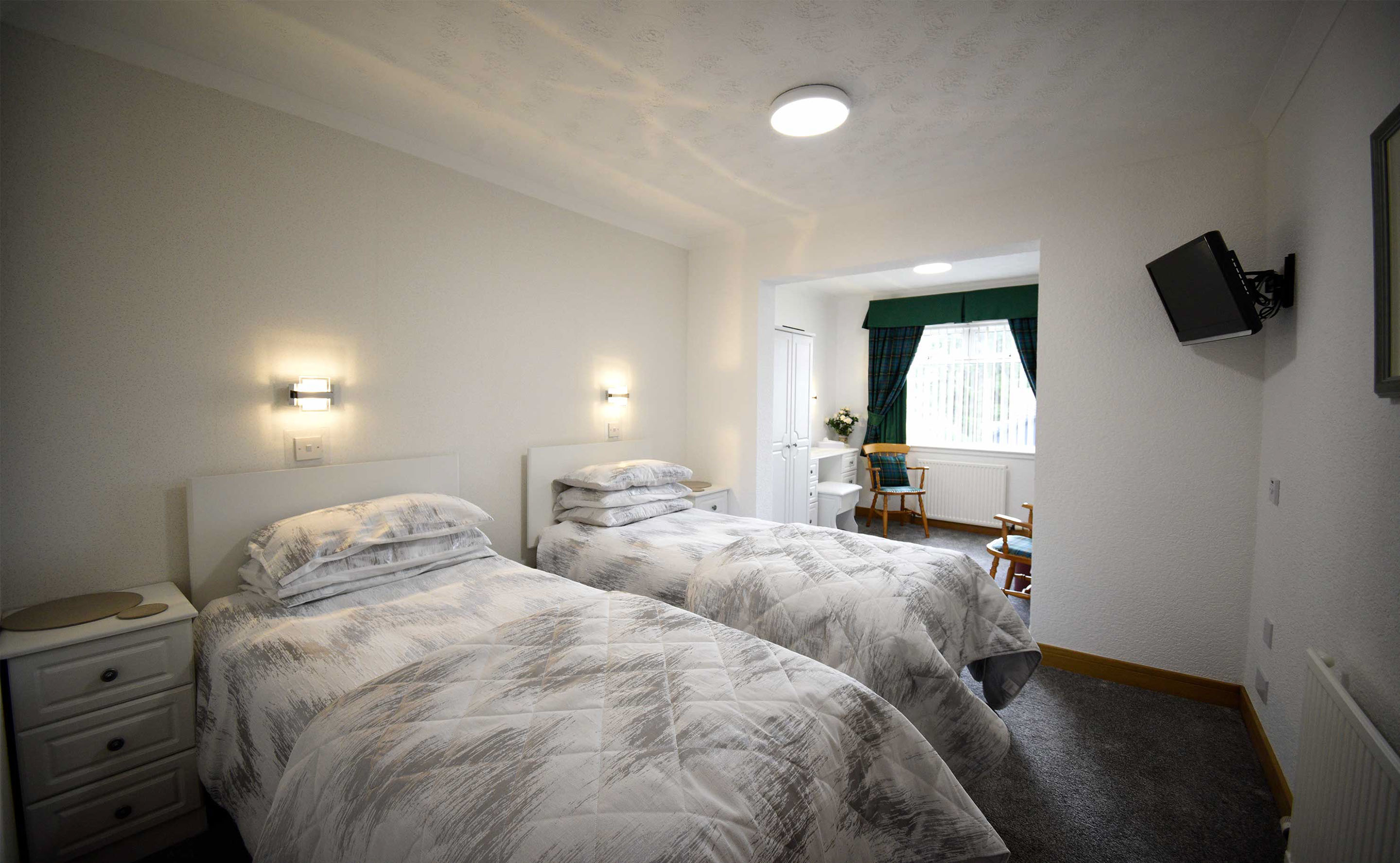 Thistle Dubh Dandy contains a comfortable double bed with widescreen TV and WIFI internet